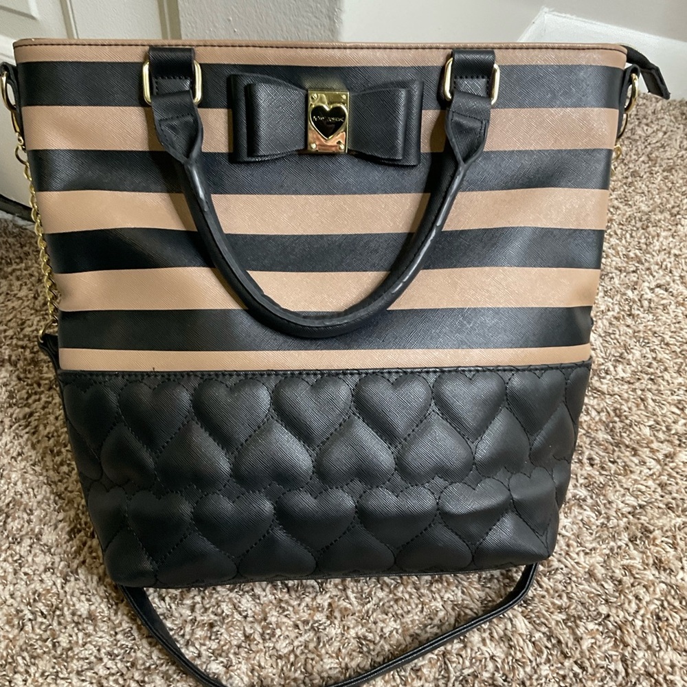 Betsey Johnson crossbody shoulder purse bag, black & tan w/ gold hardware, EUC